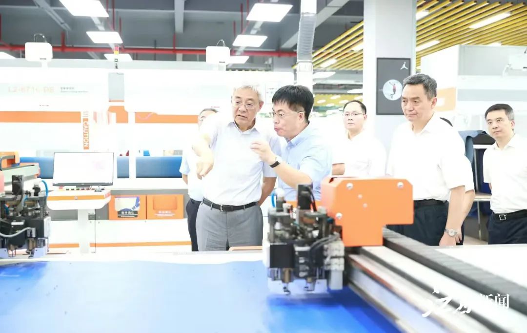 图一 江西省委书记尹弘在台资企业调研(左一).jpg