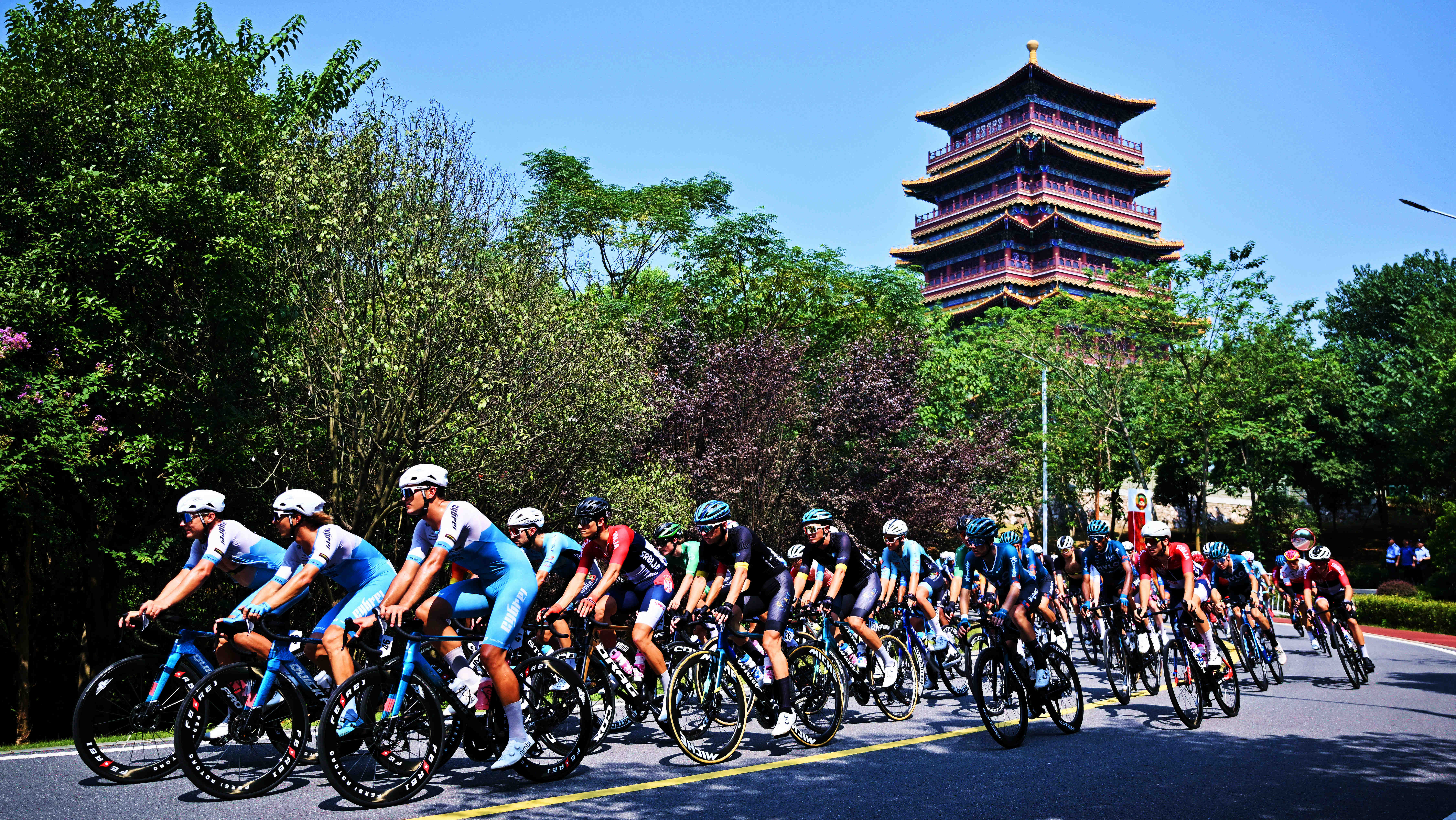 圖三 賽車手經過望湖亭下.jpg