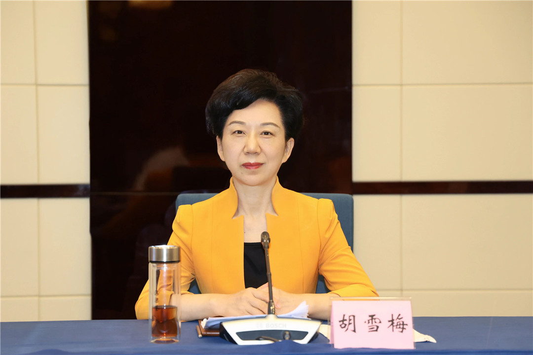 图一  胡雪梅出席座谈会并讲话（ 余乐俭 摄）.jpg