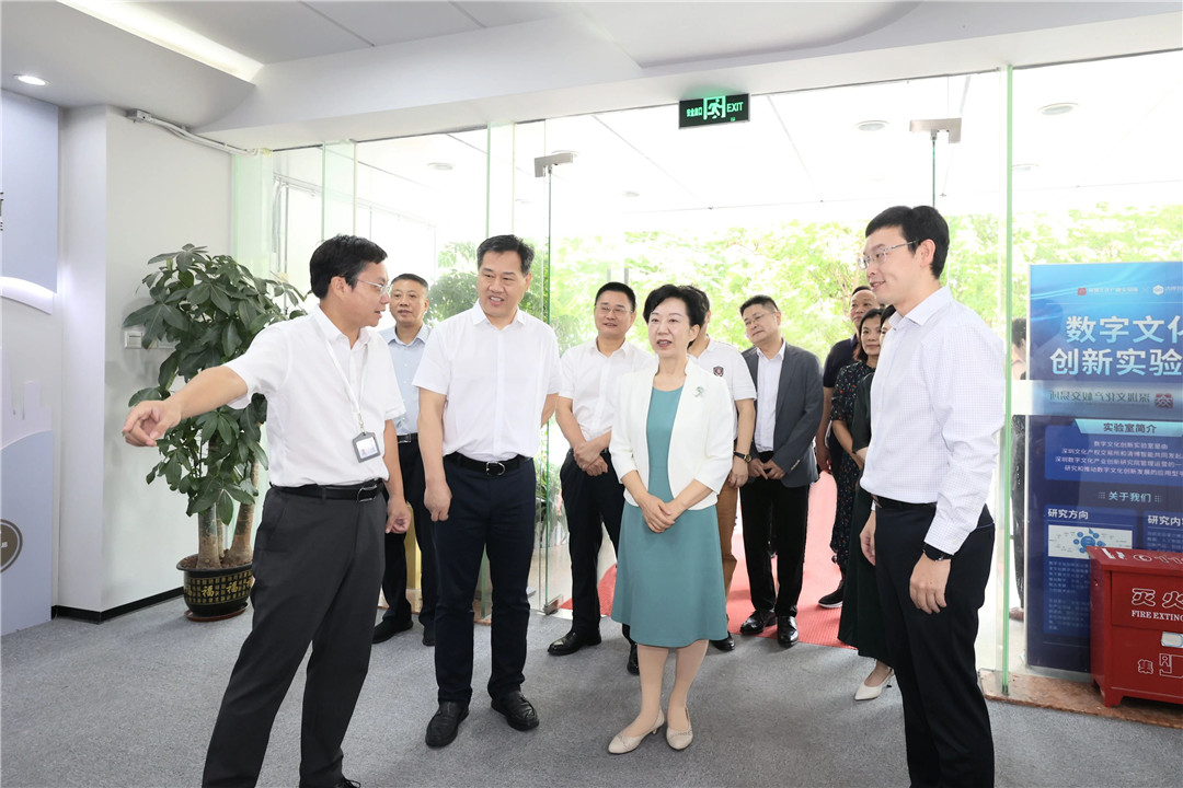 图三 胡雪梅一行走访考察深圳文化产权交易所。（余乐俭 摄）.jpg