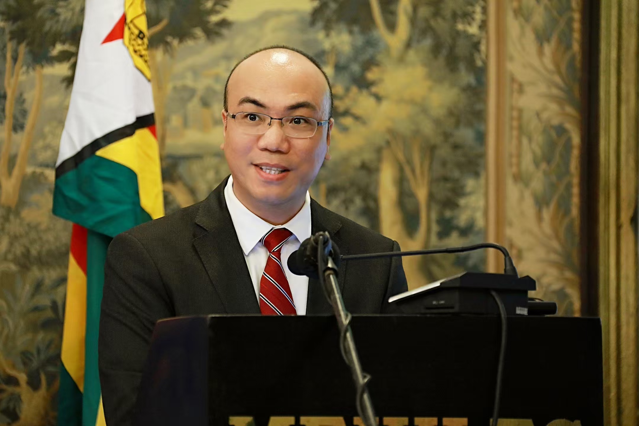 图一 梁海明教授出席津巴布韦商务论坛发言呼吁中非加强合作.jpg