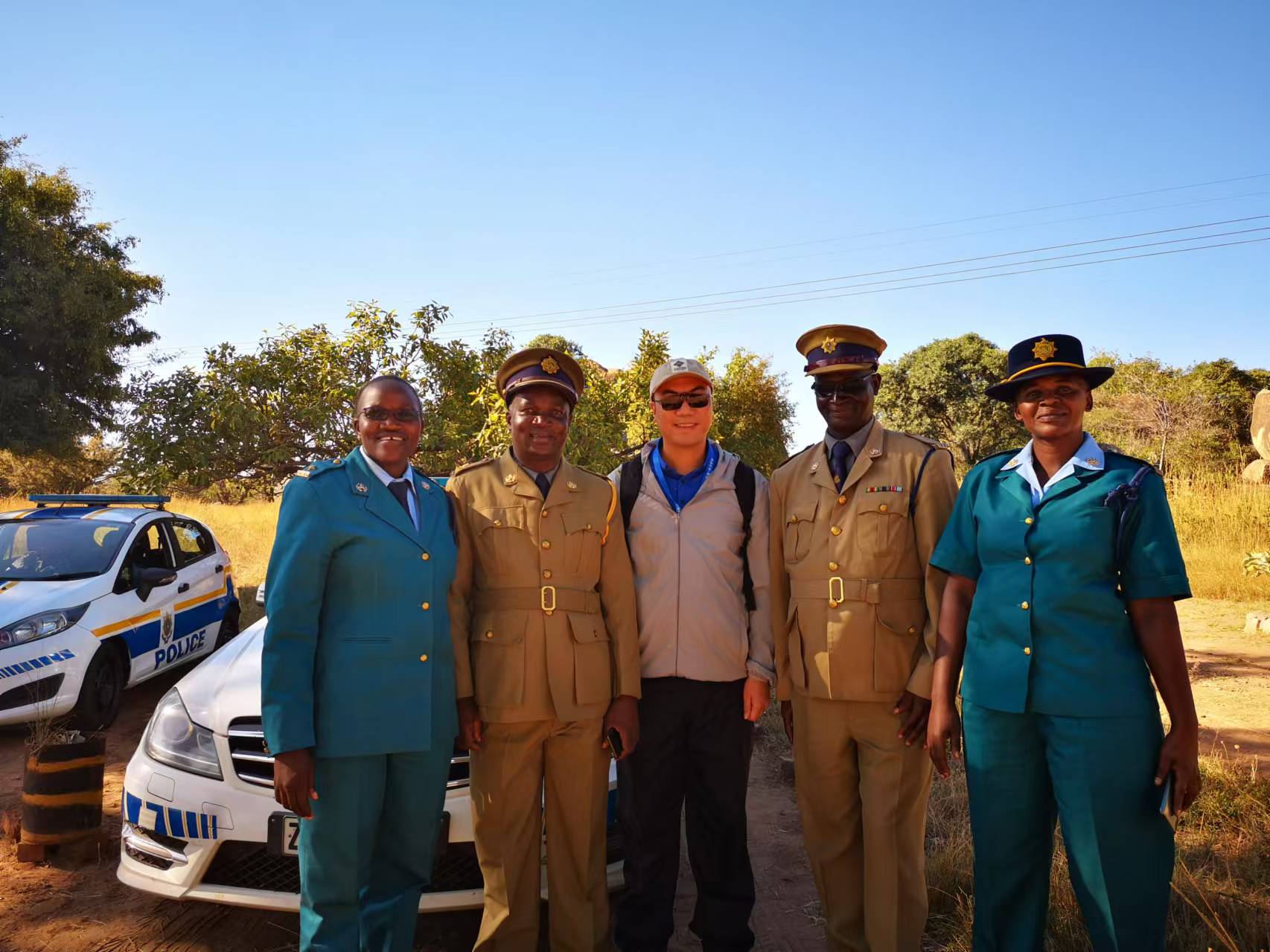 图四 梁海明教授在非洲调研考察时与当地警察合影.jpg