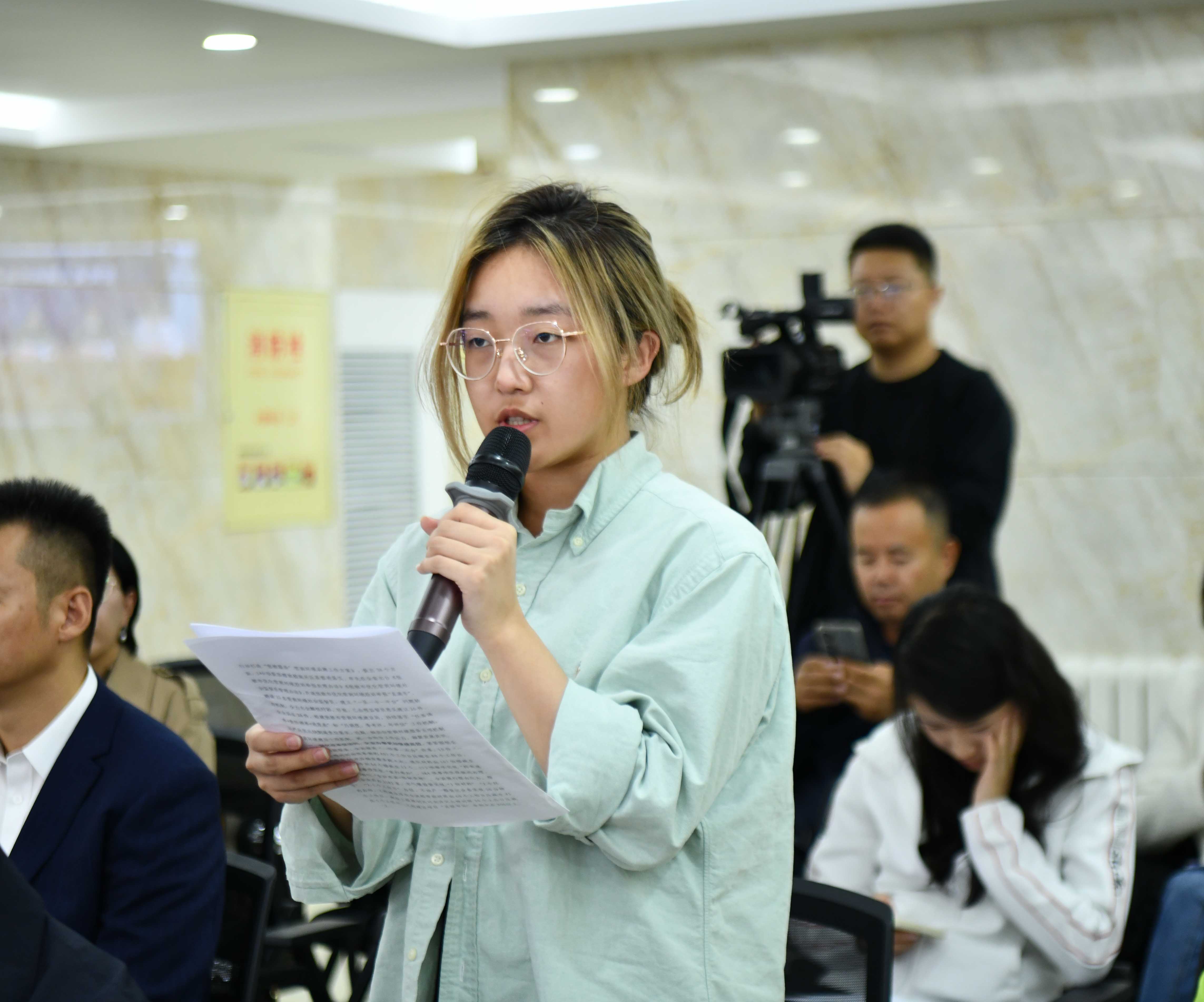 本报记者现场提问.jpg