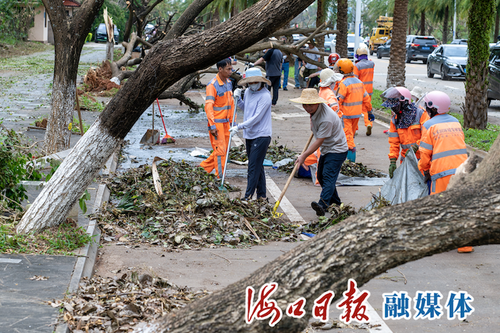 图1-环卫工人在长滨东二街清障。海口市融媒体中心全媒记者 石中华 摄.png