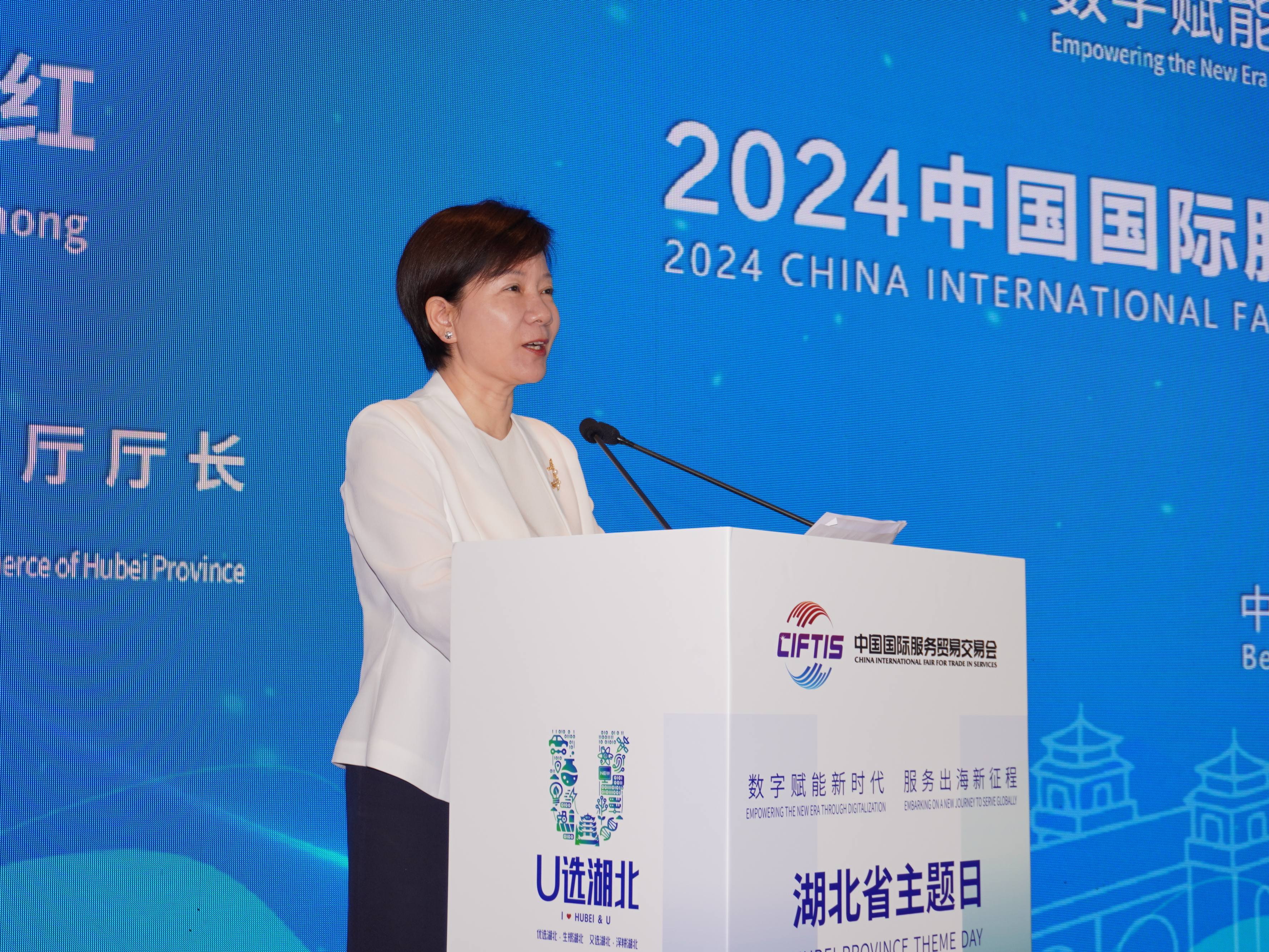 圖片2：湖北省商務廳党組書記 、廳長龍小紅進行推介.jpg