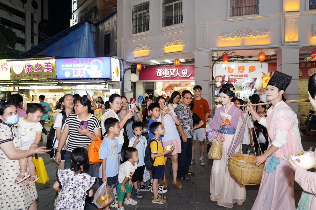 3.送貨郎身穿漢服與行人互動（玉州區委宣傳部 供圖）.jpg