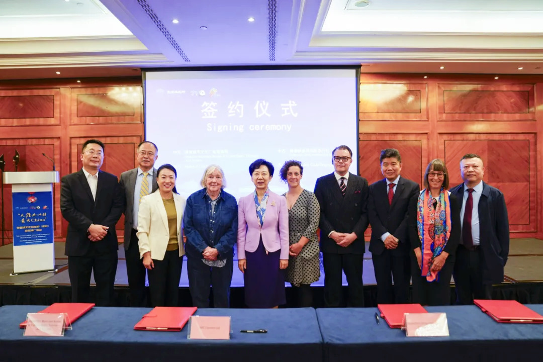 图四 景德镇和伦敦两地文旅企业签订相关合作协议.jpg