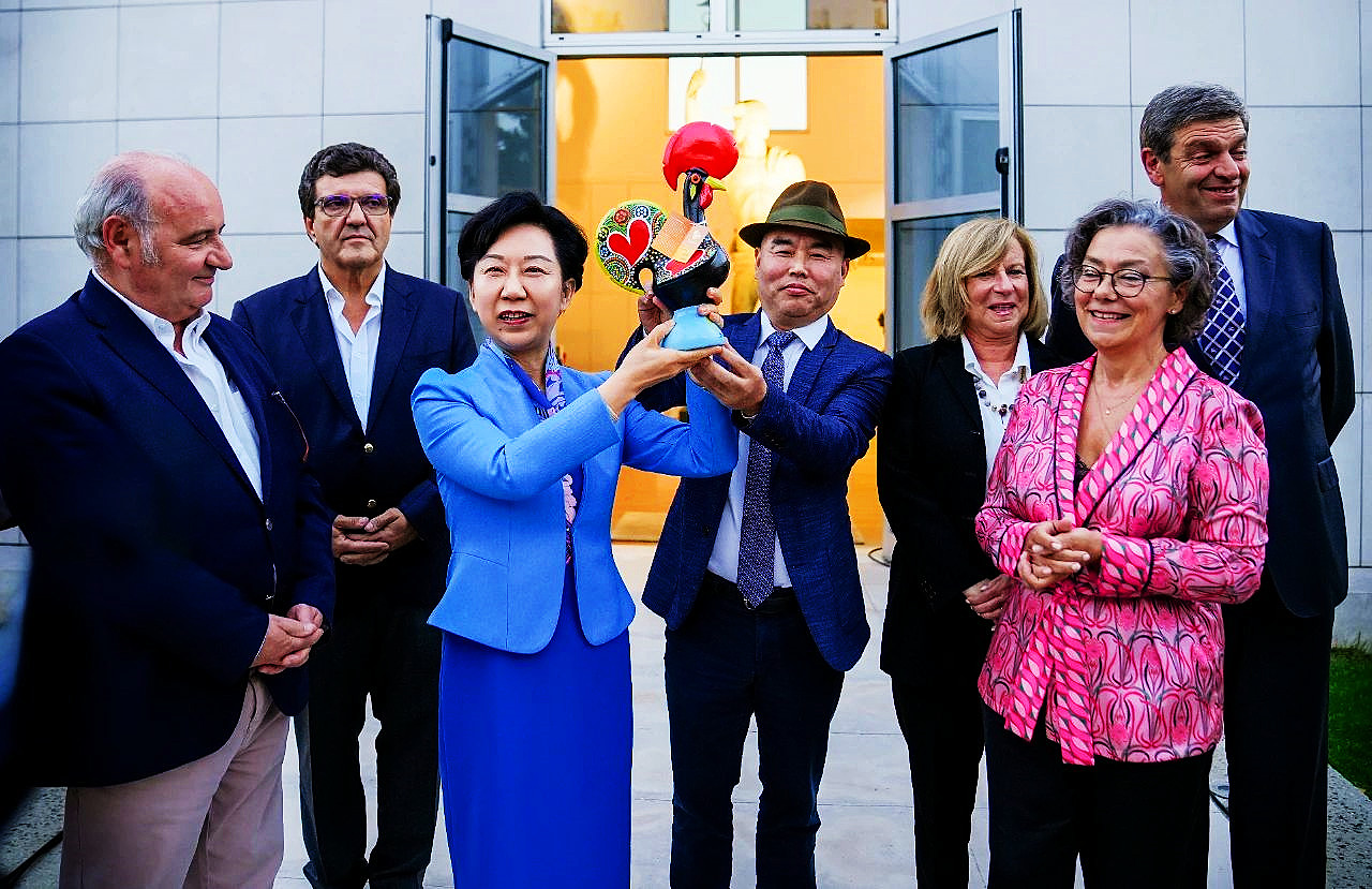 图一 胡雪梅（左三）出席第51届IAC国际陶艺大会，并接棒承办第52届IAC国际陶艺大会.jpg