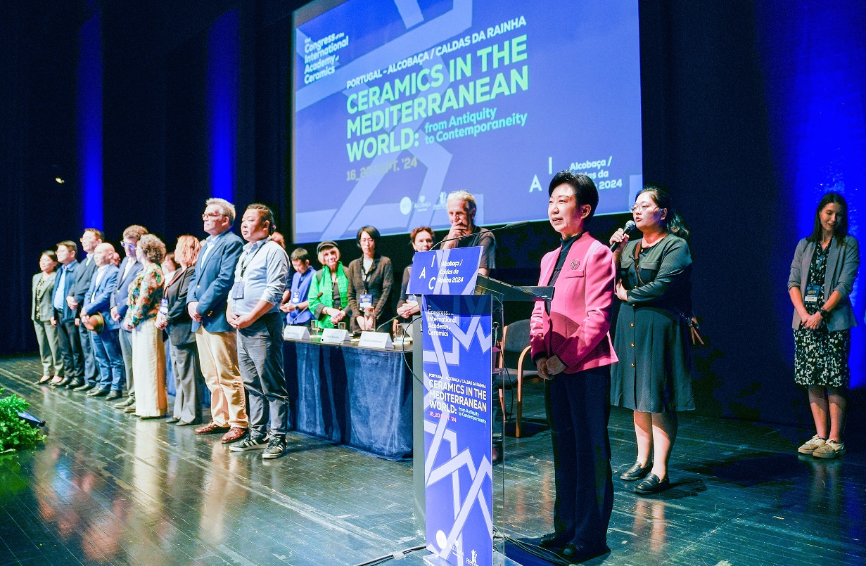 图二 胡雪梅在第51届IAC国际陶艺大会闭幕式上致辞.jpg.jpg