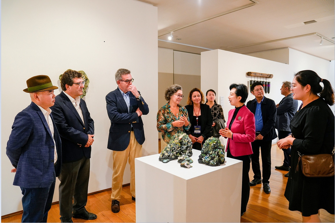 图三 胡雪梅与参加第51届IAC国际陶艺大会的艺术家们交流.jpg.jpg