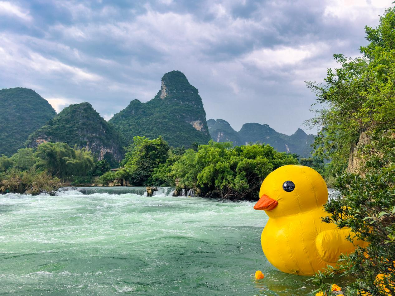 2.小黃鴨漂流場景(峒那嶼灣景區 供圖).jpg