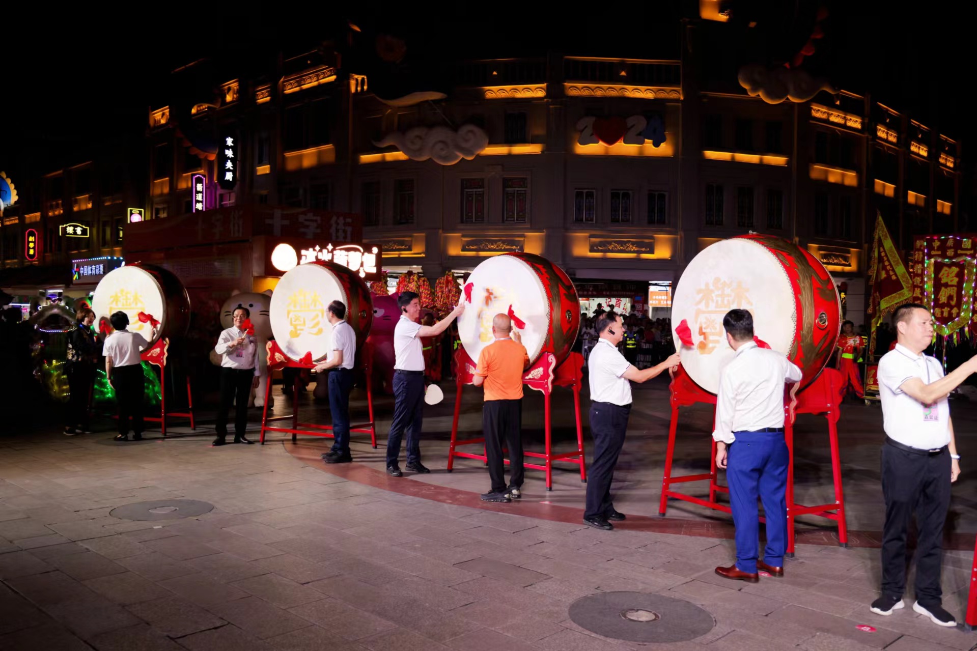 3.擊鼓啟幕（玉州區委宣傳部 供圖）.jpg