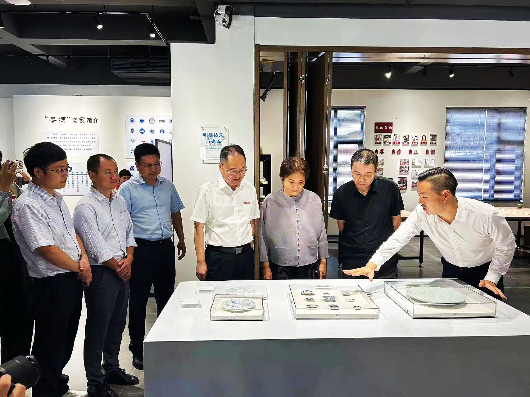 图二 章晨向张春萍(右三)、吕金泉(右二)、吴磊(右四)等领导介绍清代陶瓷纹理艺术.jpg