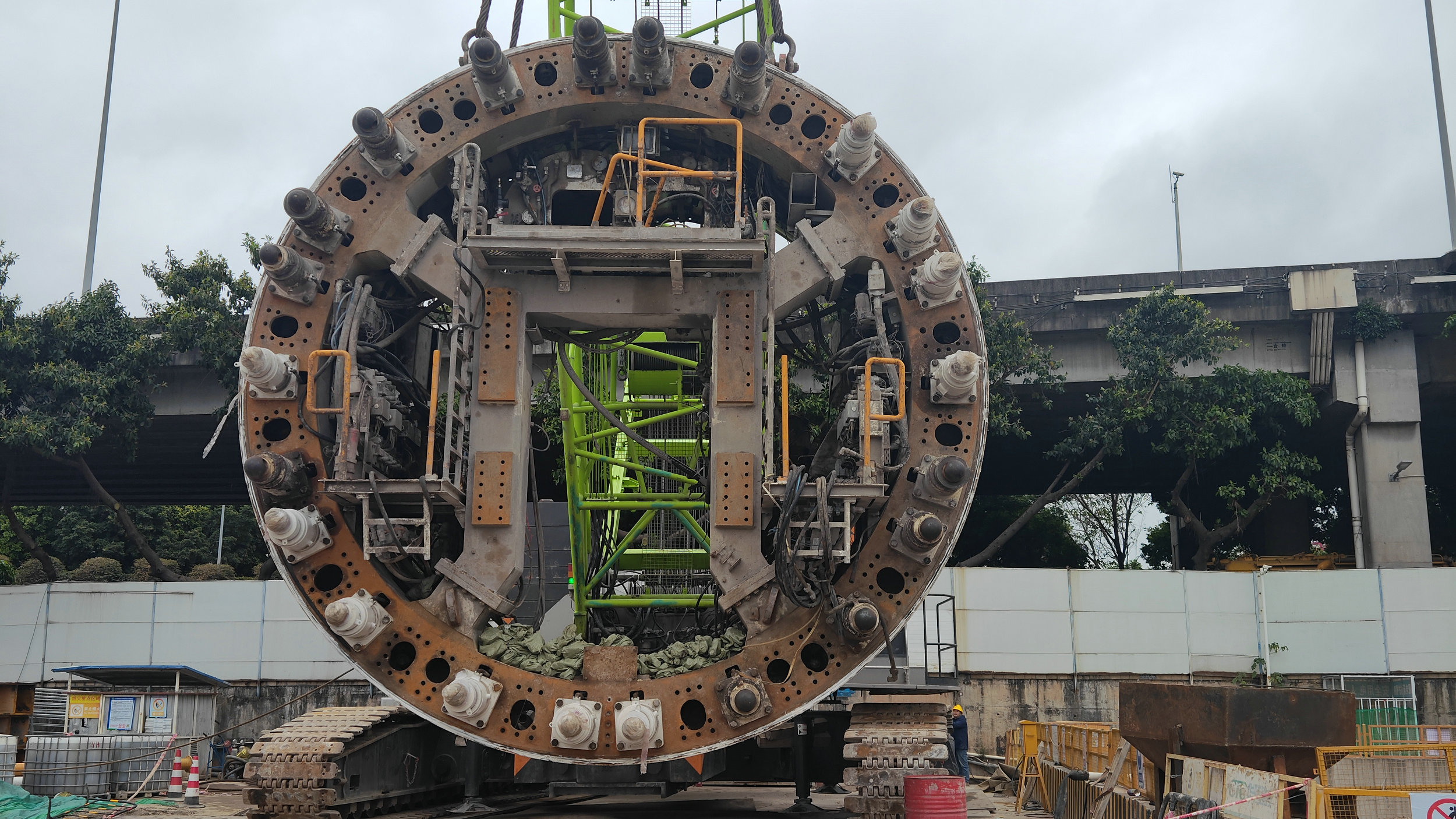 3、十四号线二期中乐区间盾构吊装.jpg
