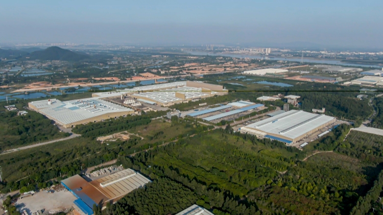 鋁遊家大灣區生產基地。佔地面積約6.5平方公里，具備鋁材、鋼結構、混凝土等一站式供應鏈_副本.jpg
