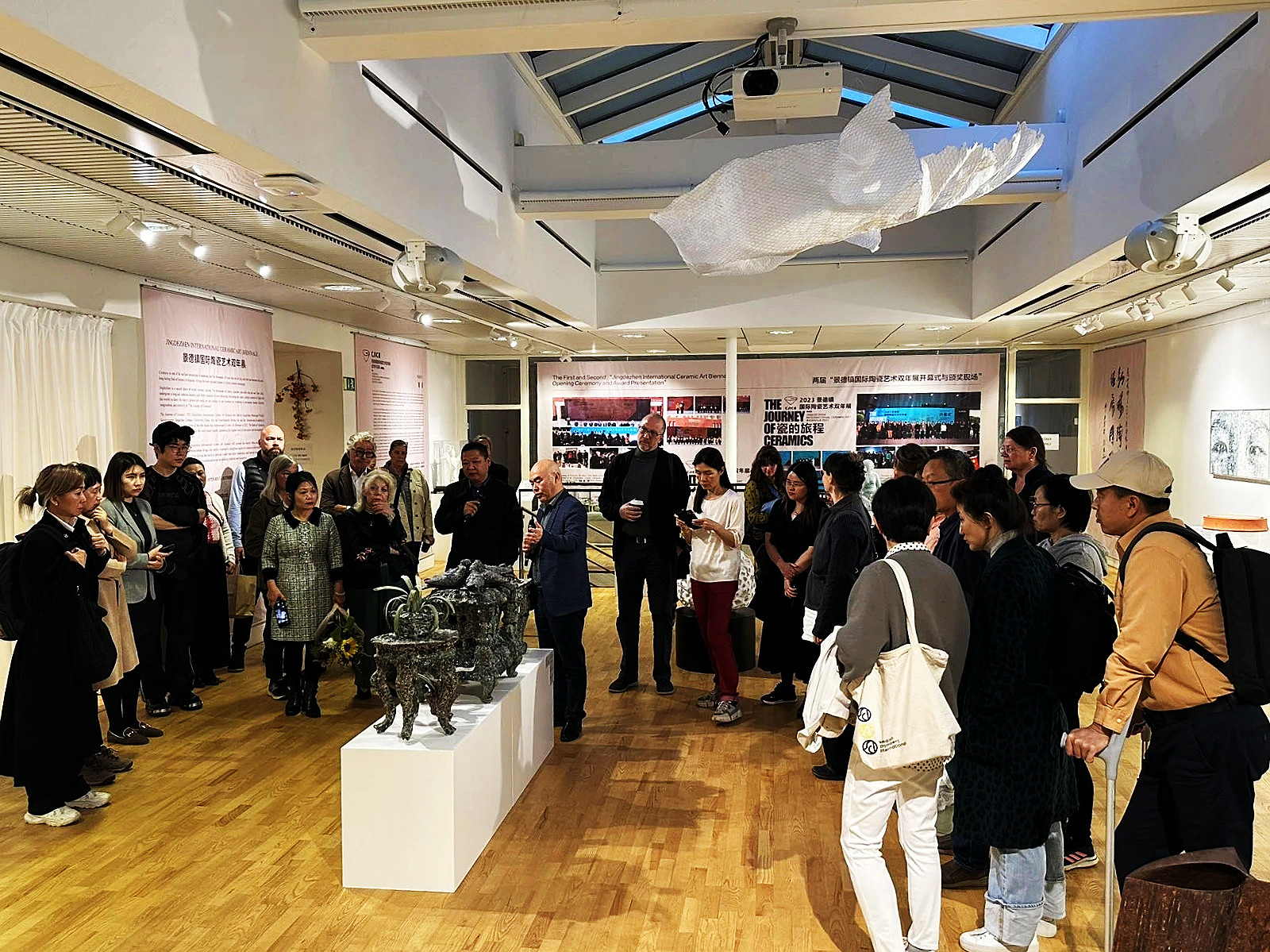 圖二 9月23日，「景德鎮國際陶瓷藝術雙年展優秀作品展（瑞典站）」的學術講座在斯德哥爾摩中國文化中心成功舉辦.jpg