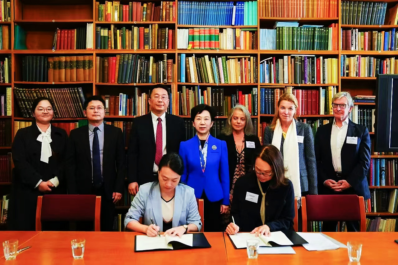 圖三 傳承百年的英國東方陶瓷學會（OCS）和2023年於景德鎮成立的國際瓷器研究聯盟（SICS）合作簽約.jpg