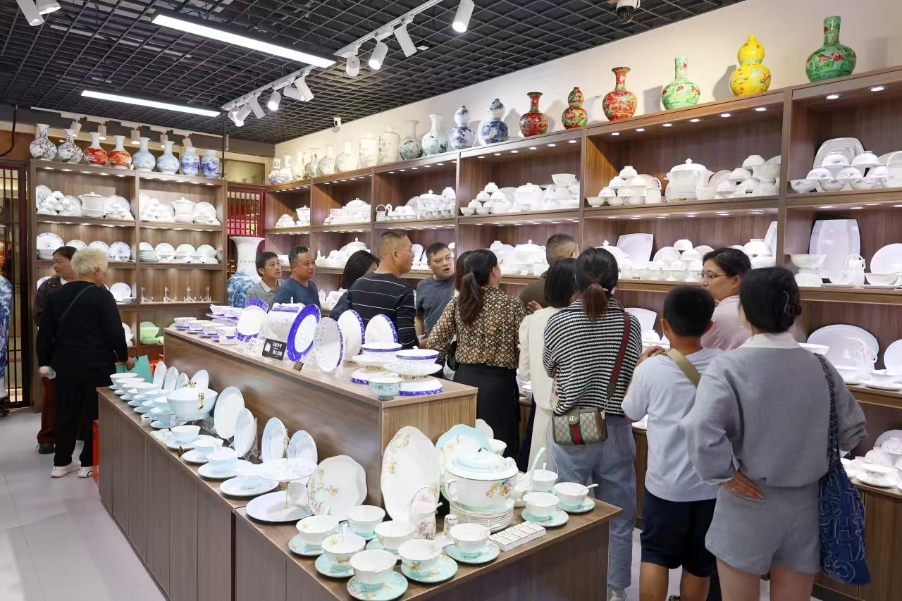 图三 外地游客在陶博城选购.jpg