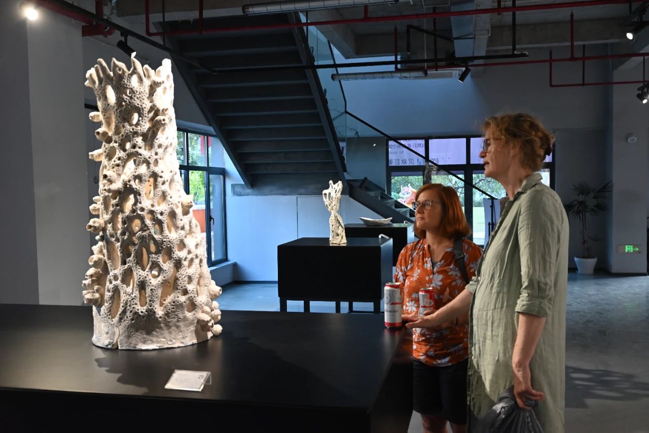 图1 10月2日，德国陶艺家Feli的“流体领域”——Felicithas Arndt陶艺作品展览在珠山区陶源谷·瓷源境隆重开幕.jpg