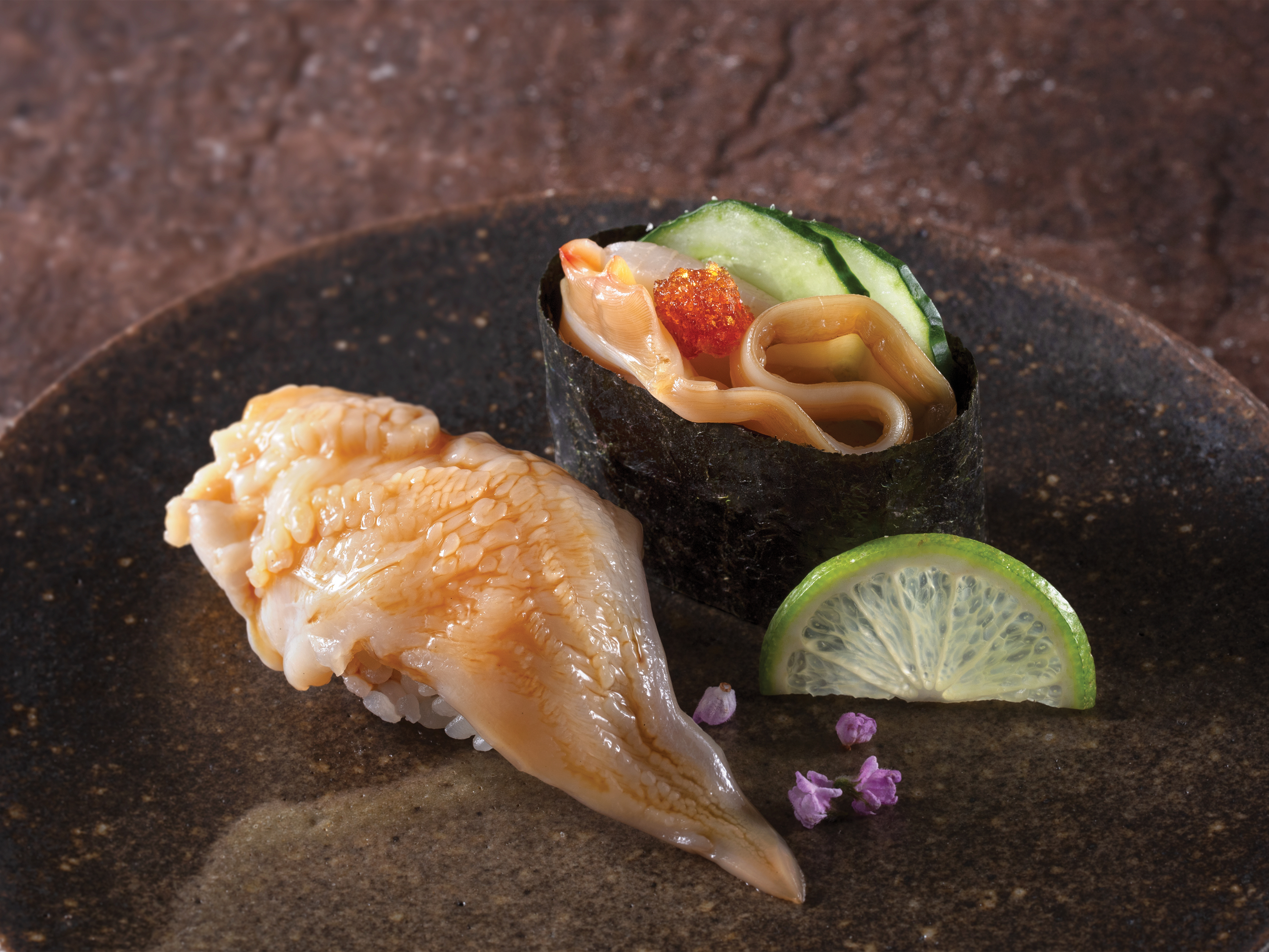 活北寄貝壽司及裙邊軍艦（北海道產） Live Surf Clam Sushi and Strings Gunkan (Hokkaido).jpg