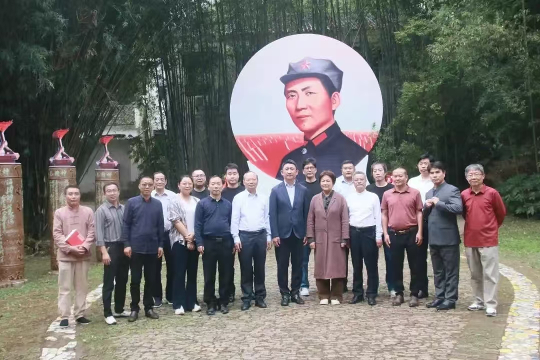 图六 嘉賓們前往「紅色瓷路」參觀遊覽並合影.jpg