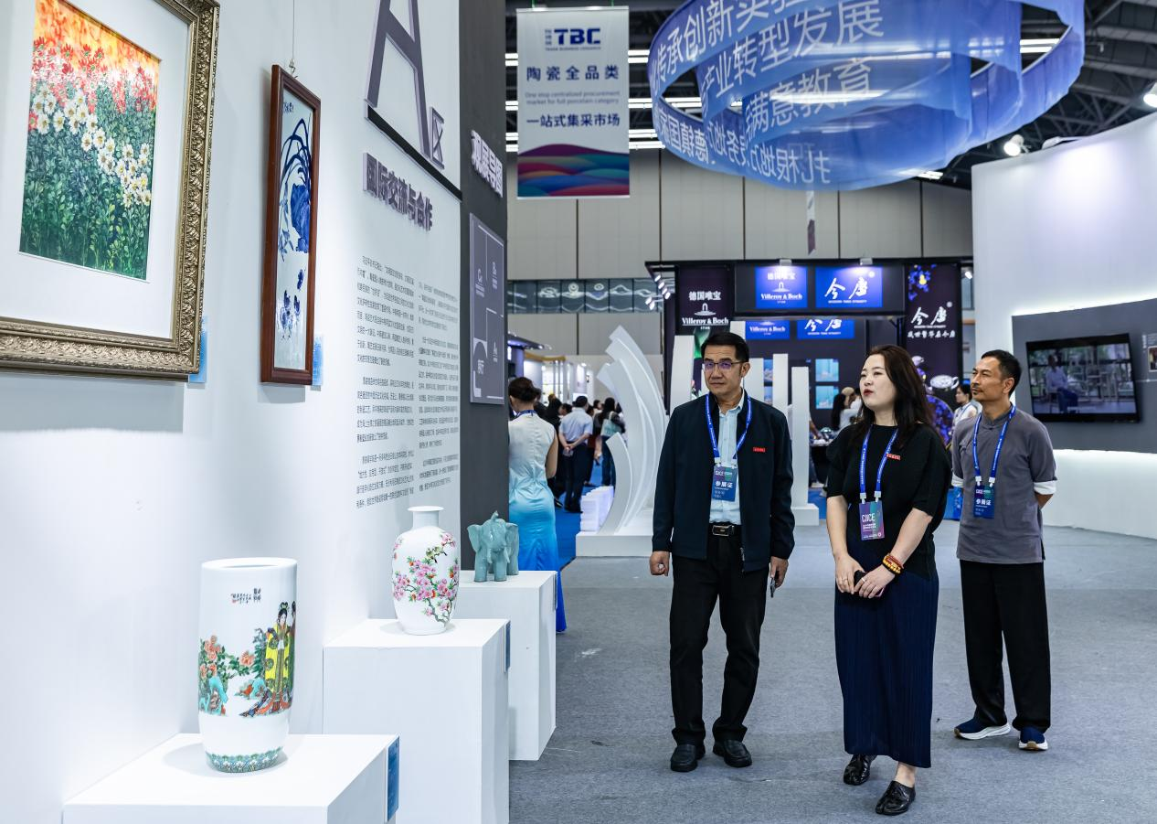 图三 红河学院党委书记洪波在现场参观.jpg.png