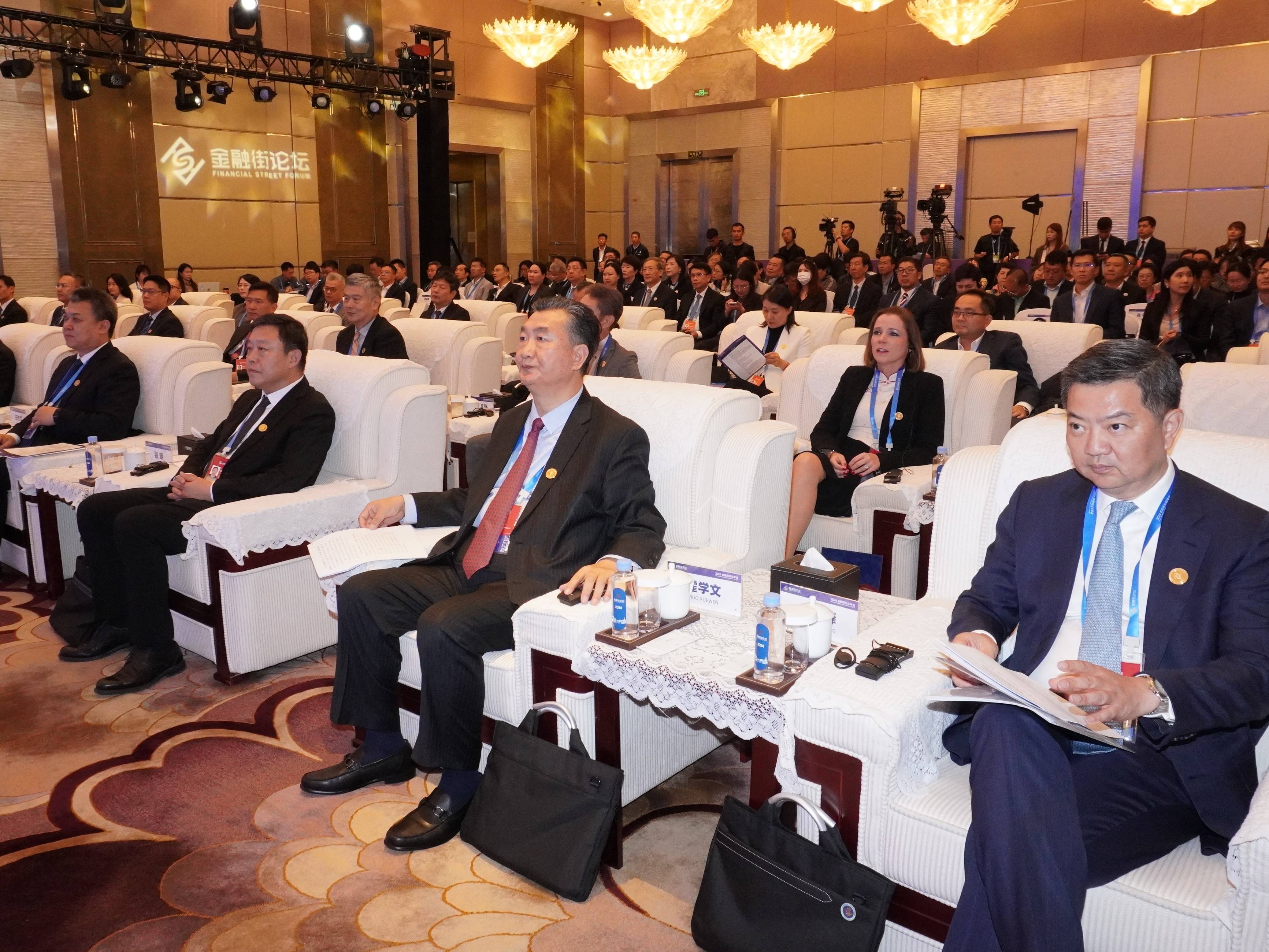 圖片6：500余名中外嘉賓出席論壇，聚焦當前經濟金融熱點話題.jpg