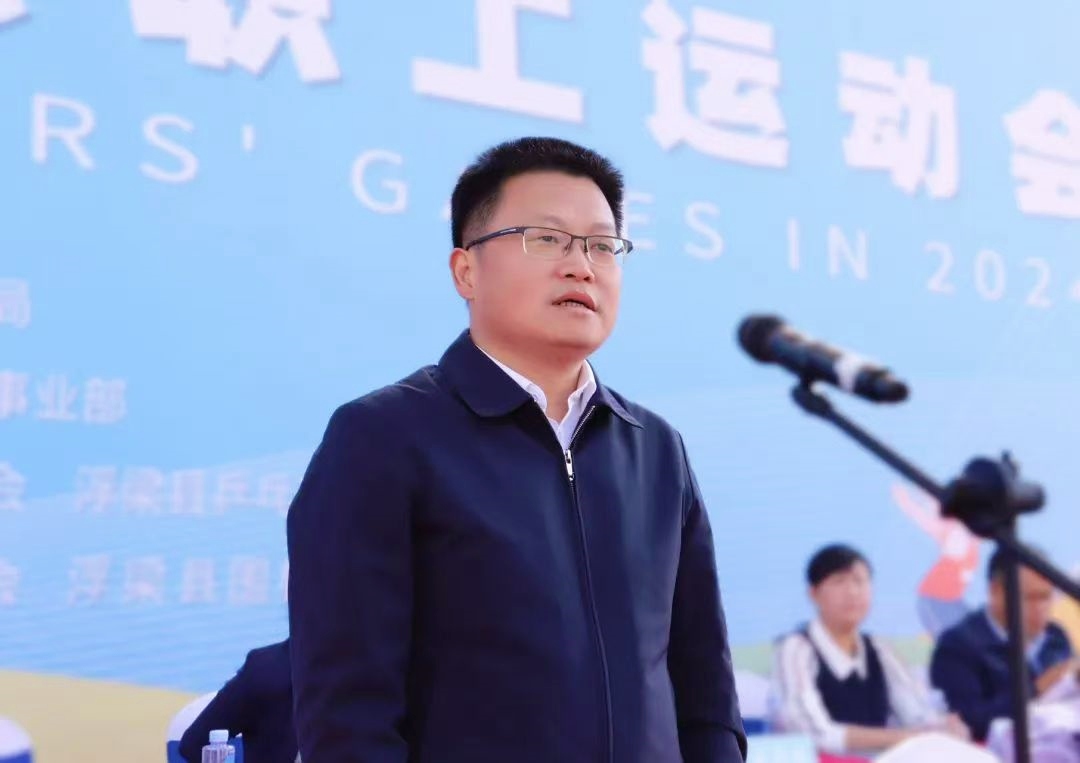图二 县委书记程新宇宣布运动会开幕.jpg