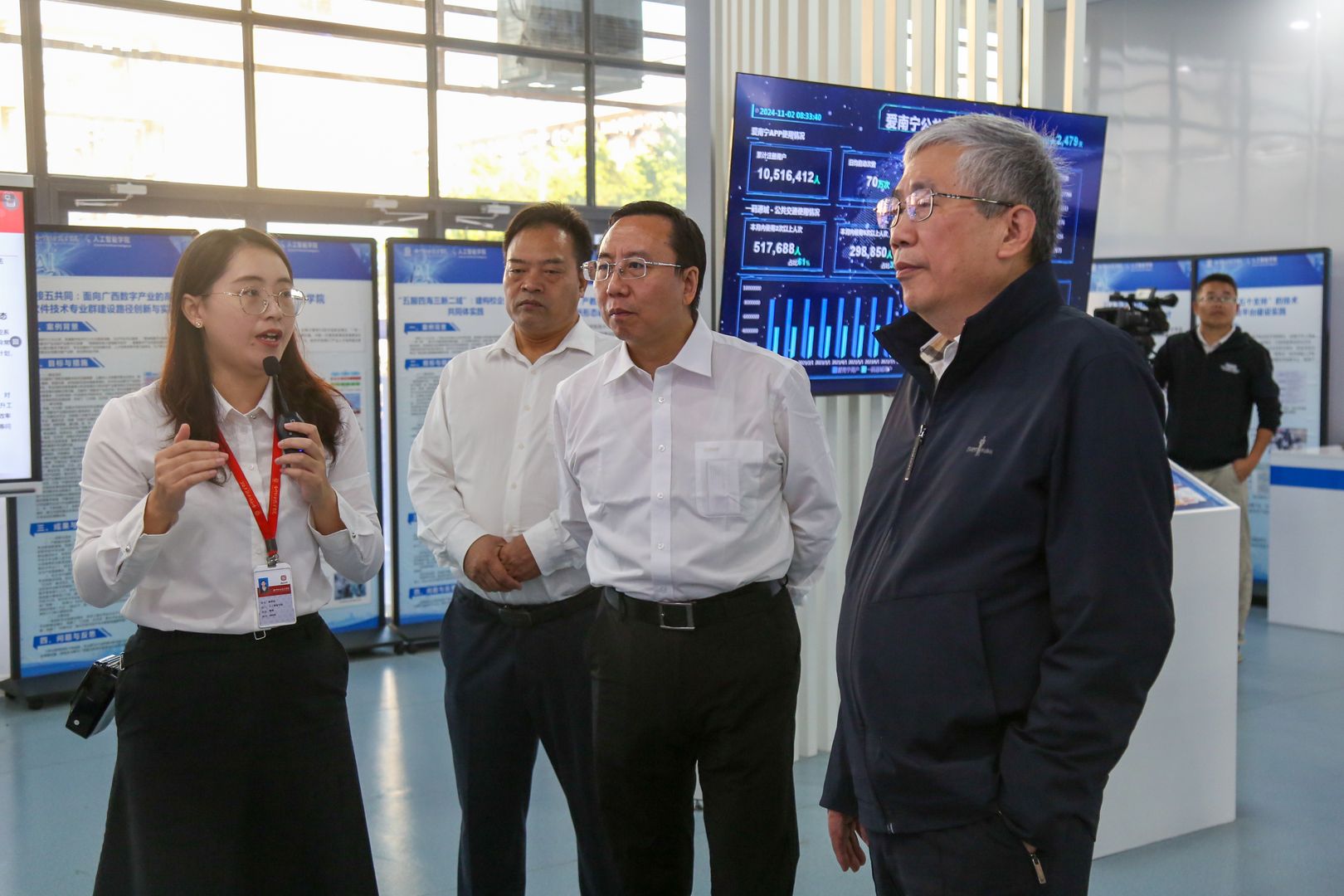 4.南寧職業技術大學黨委書記蹇興超陪同張平院士在學校的人工智能學院考察指導。(南寧職業技術大學 供圖).jpg