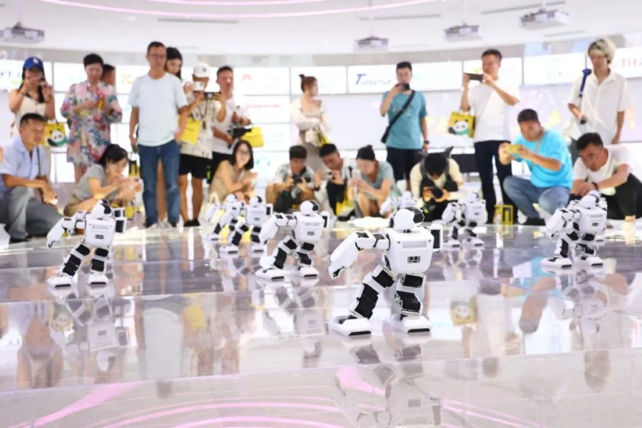 绵阳科博会上科技展品吸引了大量观众.png