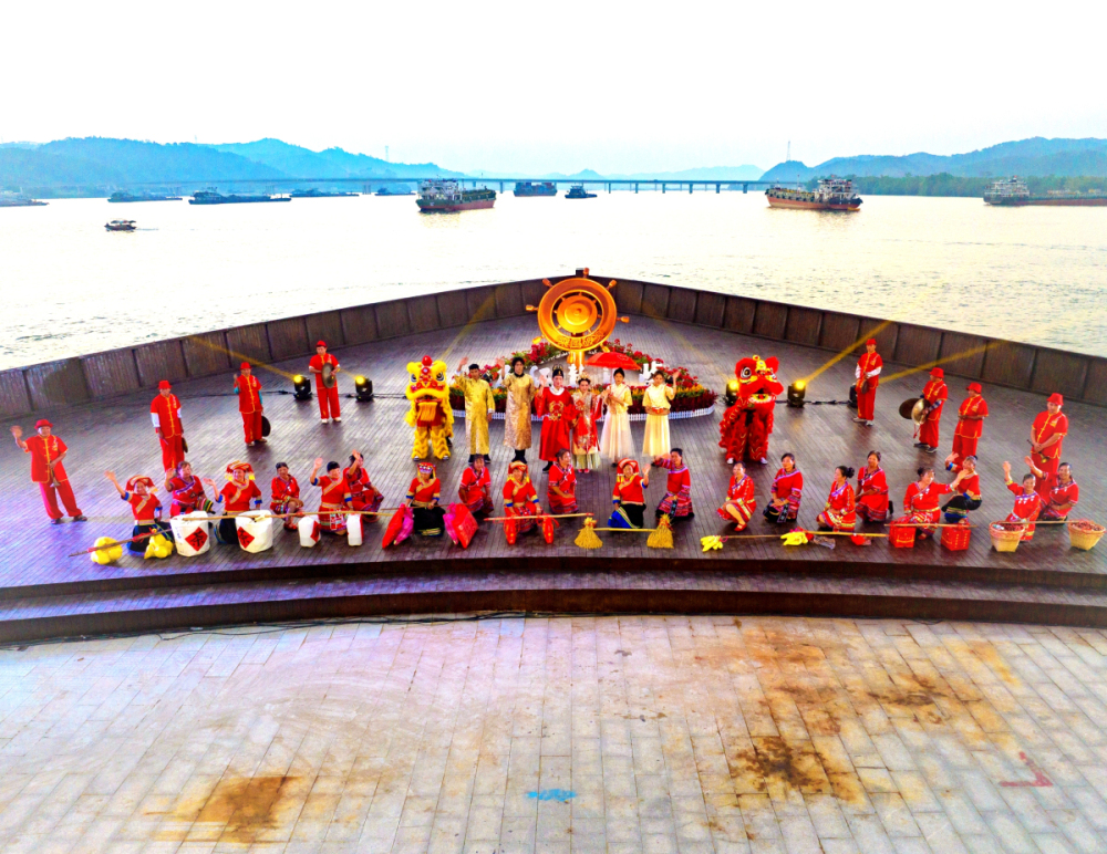 2、獨具民俗風情的疍家”水上婚禮“劉崢  攝_編輯.jpg