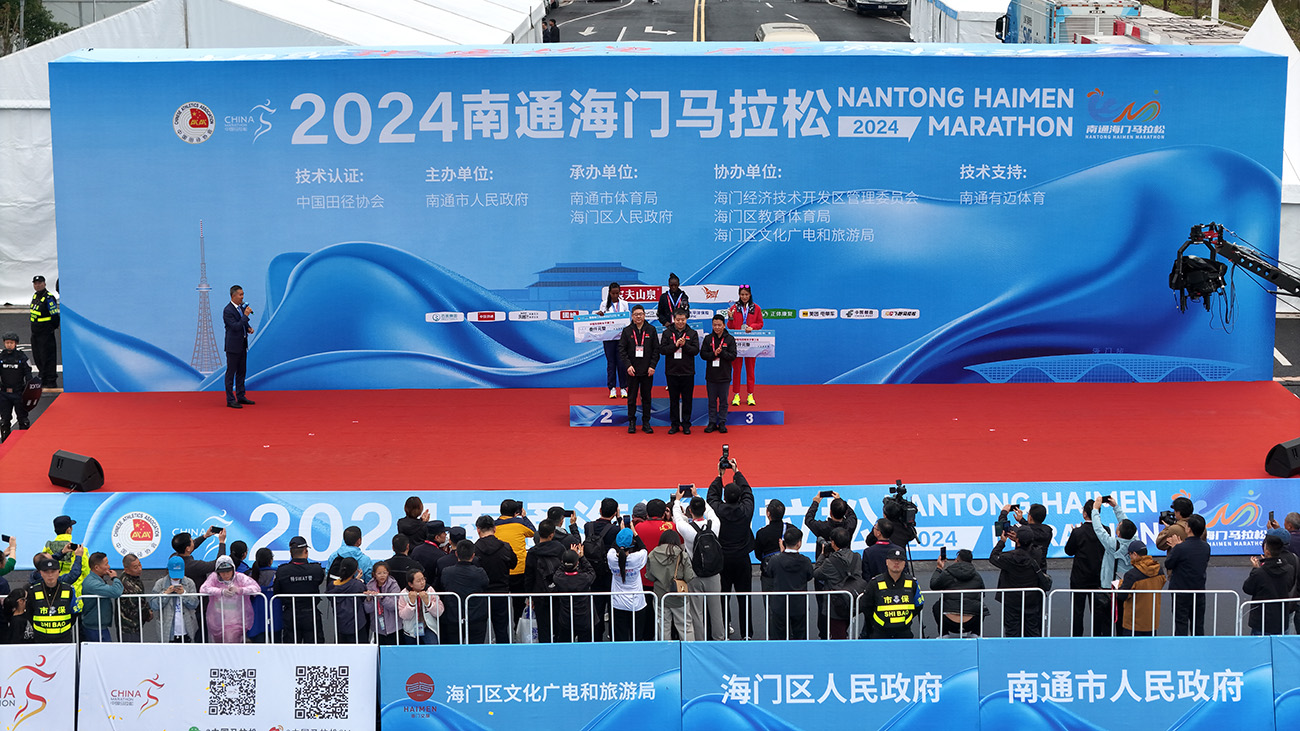 圖2：組委會為半程馬拉松項目女子組冠亞季軍獲得者頒獎。（趙振華攝）.jpg