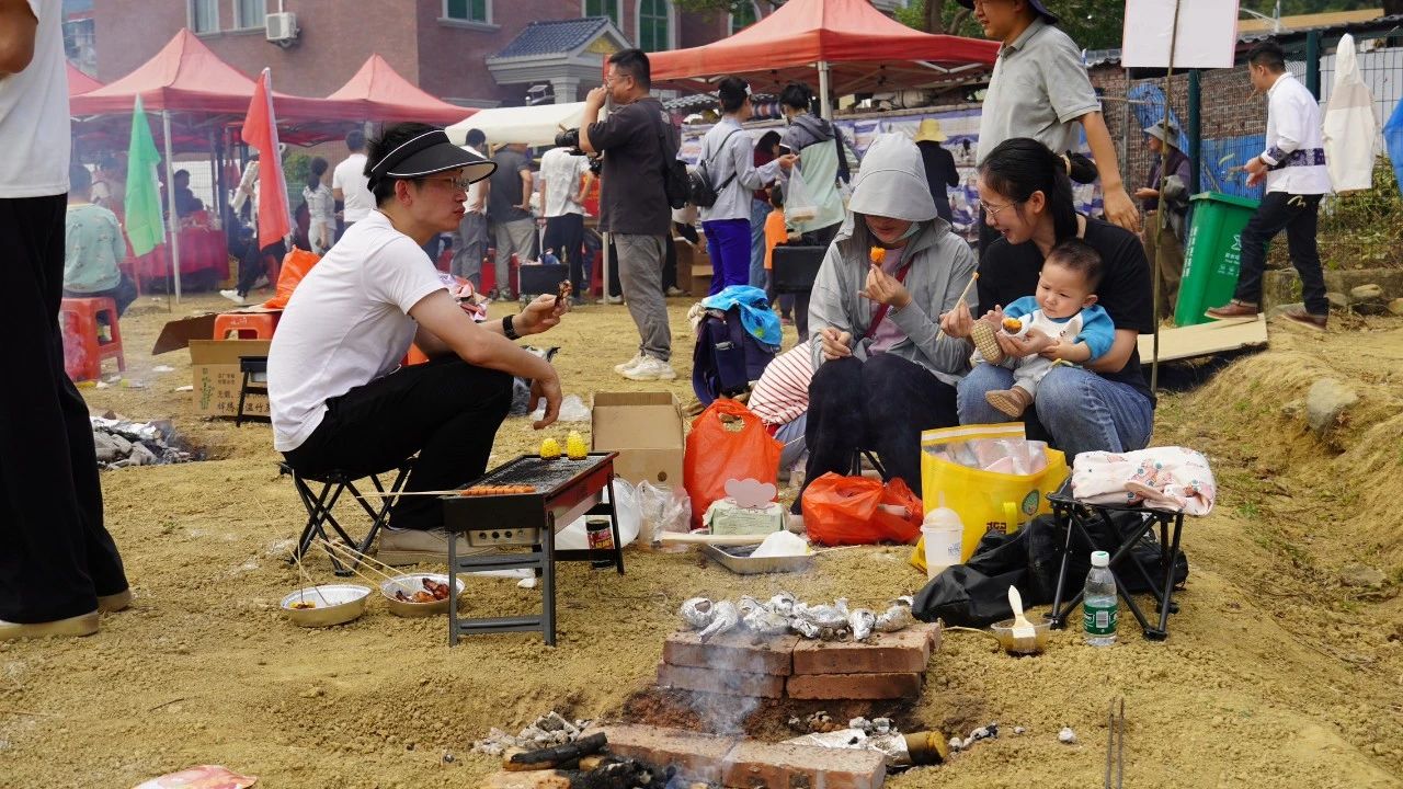 4 游客在现场体验烤番薯的乐趣.jpg