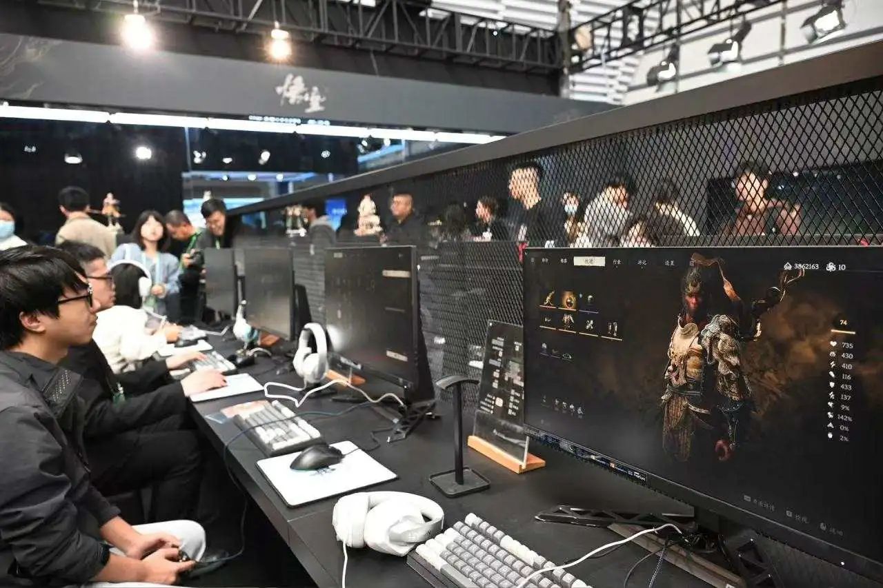 圖2圖說：遊戲科學《黑神話 悟空》展台遊客現場體驗首部國產3A遊戲大作。.jpg