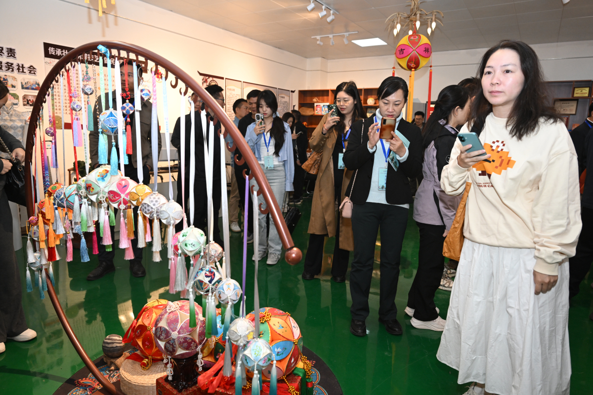 2、與會嘉賓參觀靖西市繡球文創產業。（周福寧  攝）.jpg