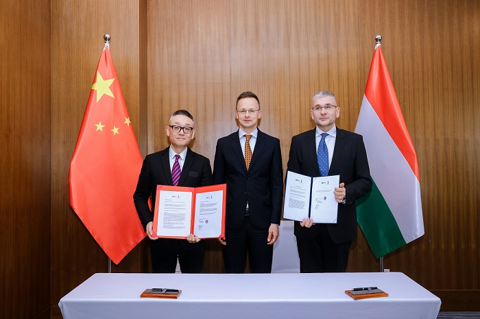 圖1：（匈牙利外交與對外經濟部部長西雅爾多·彼得（中）、澳門通集團控股有限公司董事總經理孫豪（左），以及匈牙利Cardnet Group董事Dr. János Kóka（右）合照）.png