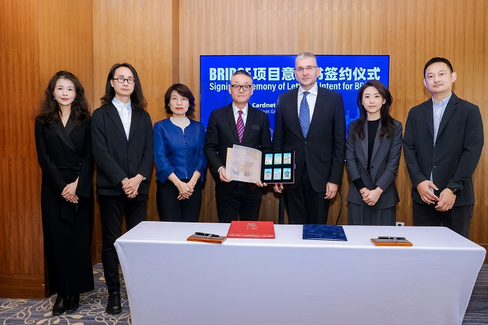 圖3：（澳門通集團控股有限公司贈送匈牙利Cardnet Group董事Dr. János Kóka世遺景點澳門通卡套裝）.png