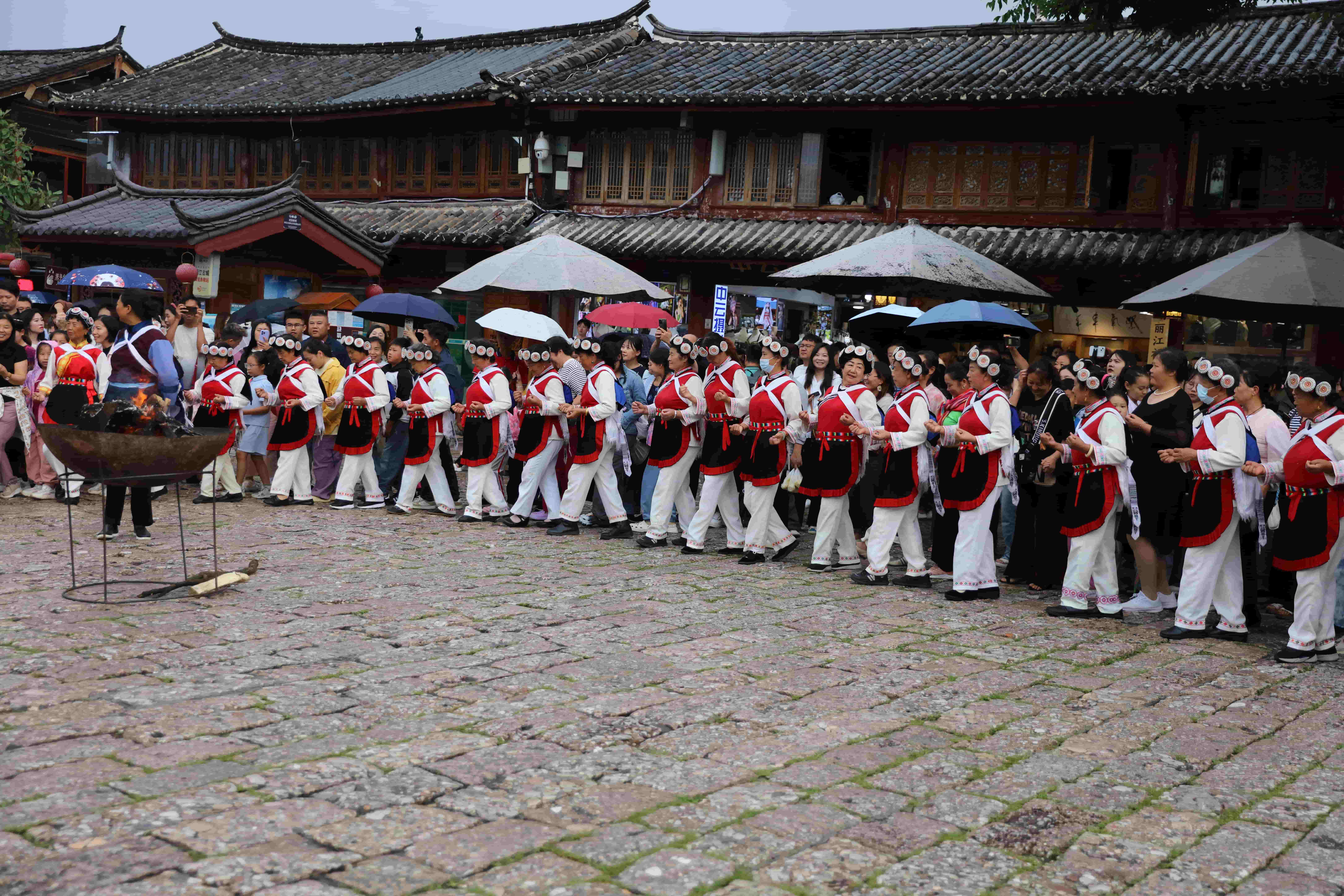 图2:四方街打跳 王冰 摄.JPG