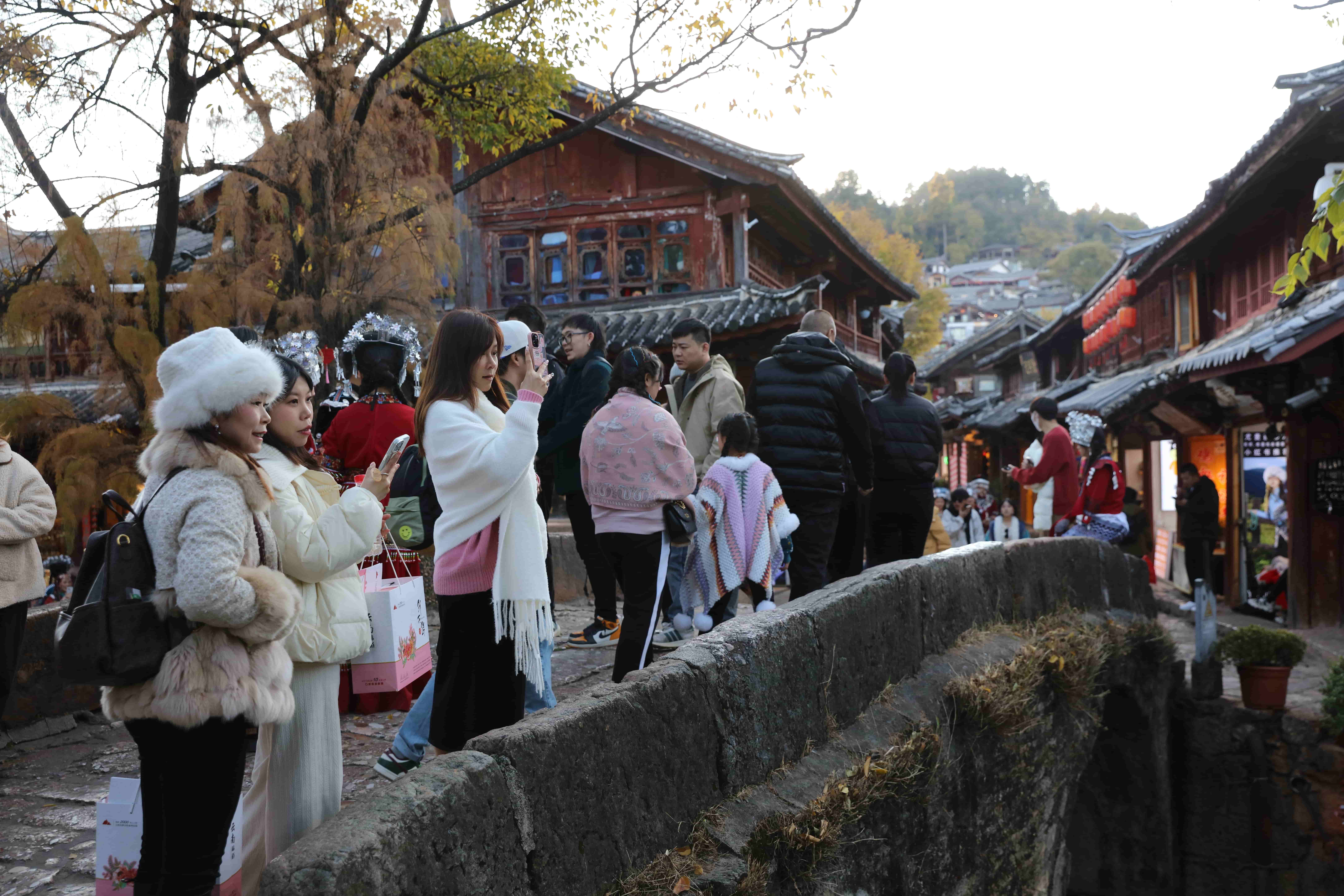 图3:大石桥上游人如织 王冰 摄.JPG