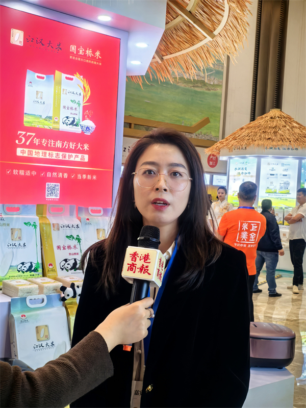 6、湖北国宝桥米有限公司品牌部部长周静接受香港商报采访.jpg