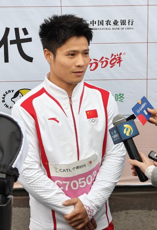 圖四：奧運冠軍李發彬接受採訪。.jpg