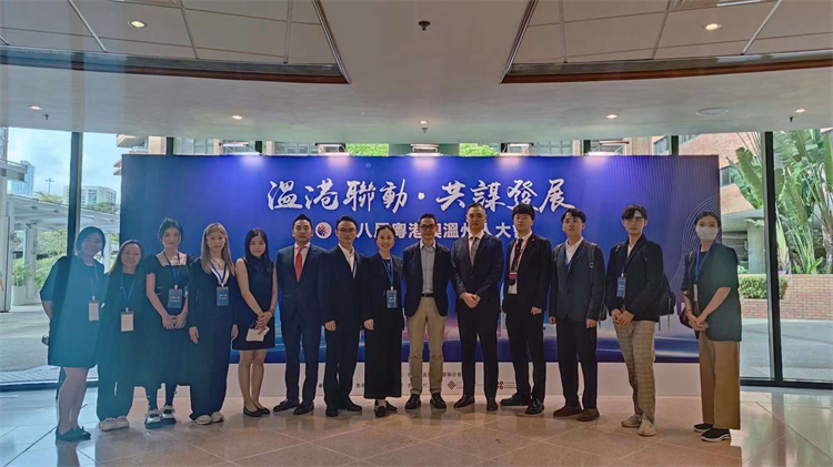 这个下面的文字写： 鄭穎帶領香港溫州青年會參與組織2023年溫港論壇，促進兩地交流。.jpg