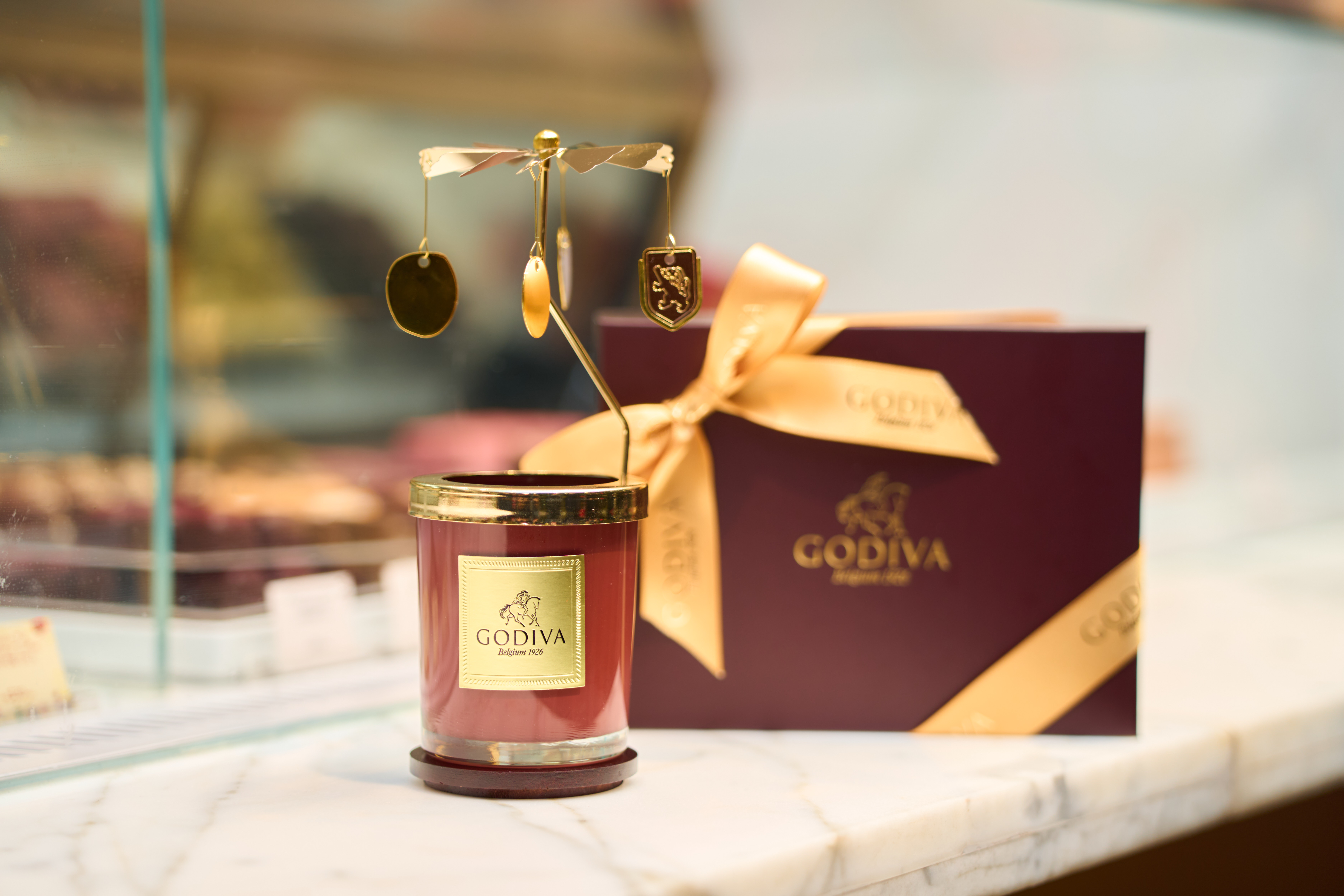 凡購買任何聖誕系列產品,即可以HK$128加購全新GODIVA巧克力蠟燭連裝飾配件 (1).jpg