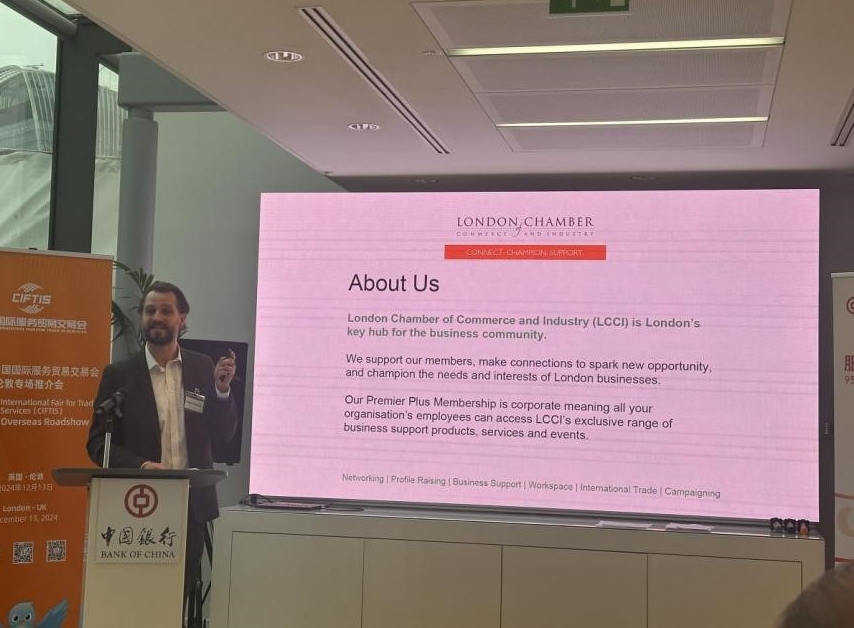 圖片4：倫敦工商會國際業務部客戶關系主管尼克·查爾斯（Nick Charles)致辭.jpg