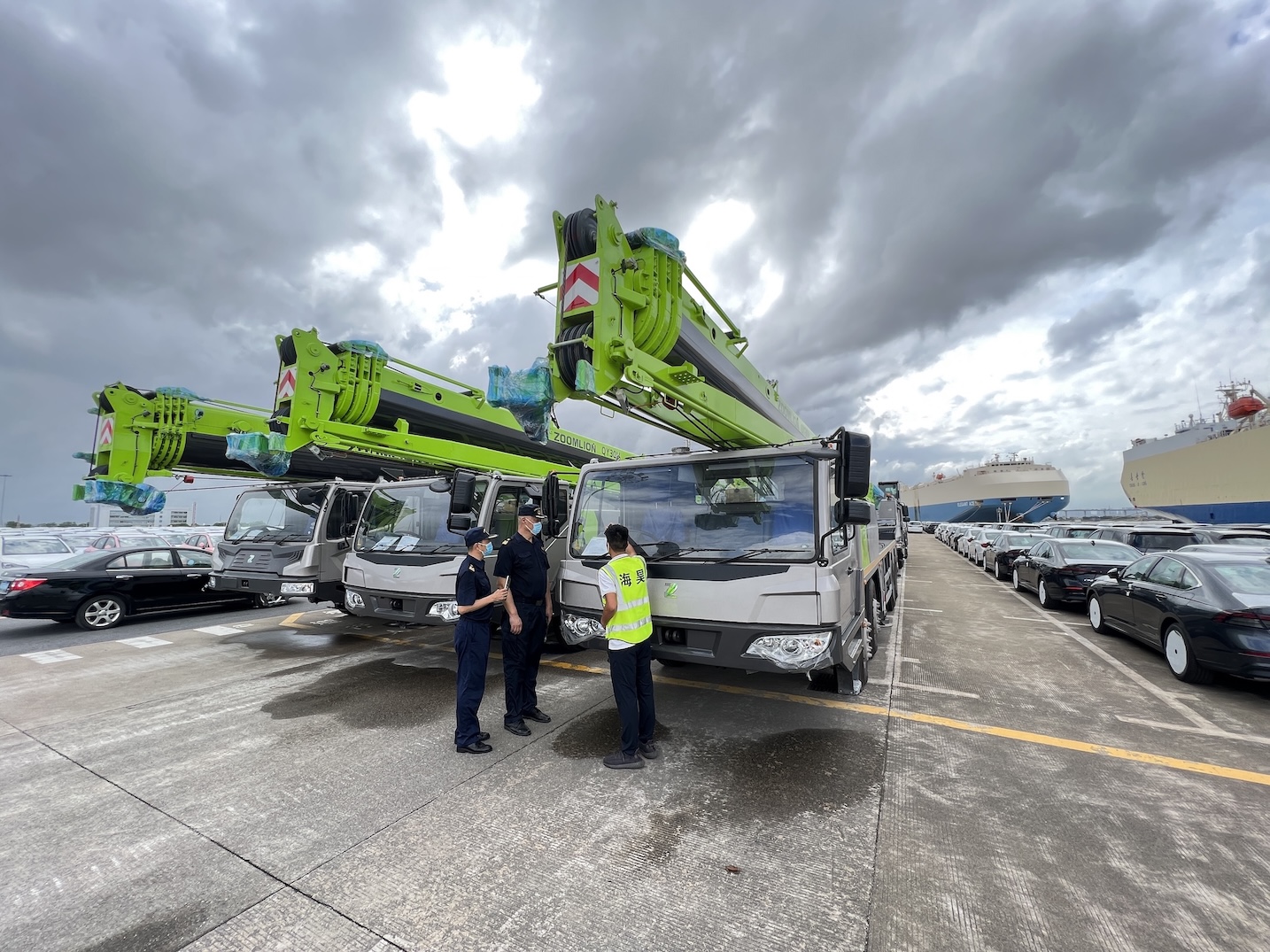广州海关所属南沙海关关员对出口工程机械车进行监管.jpg