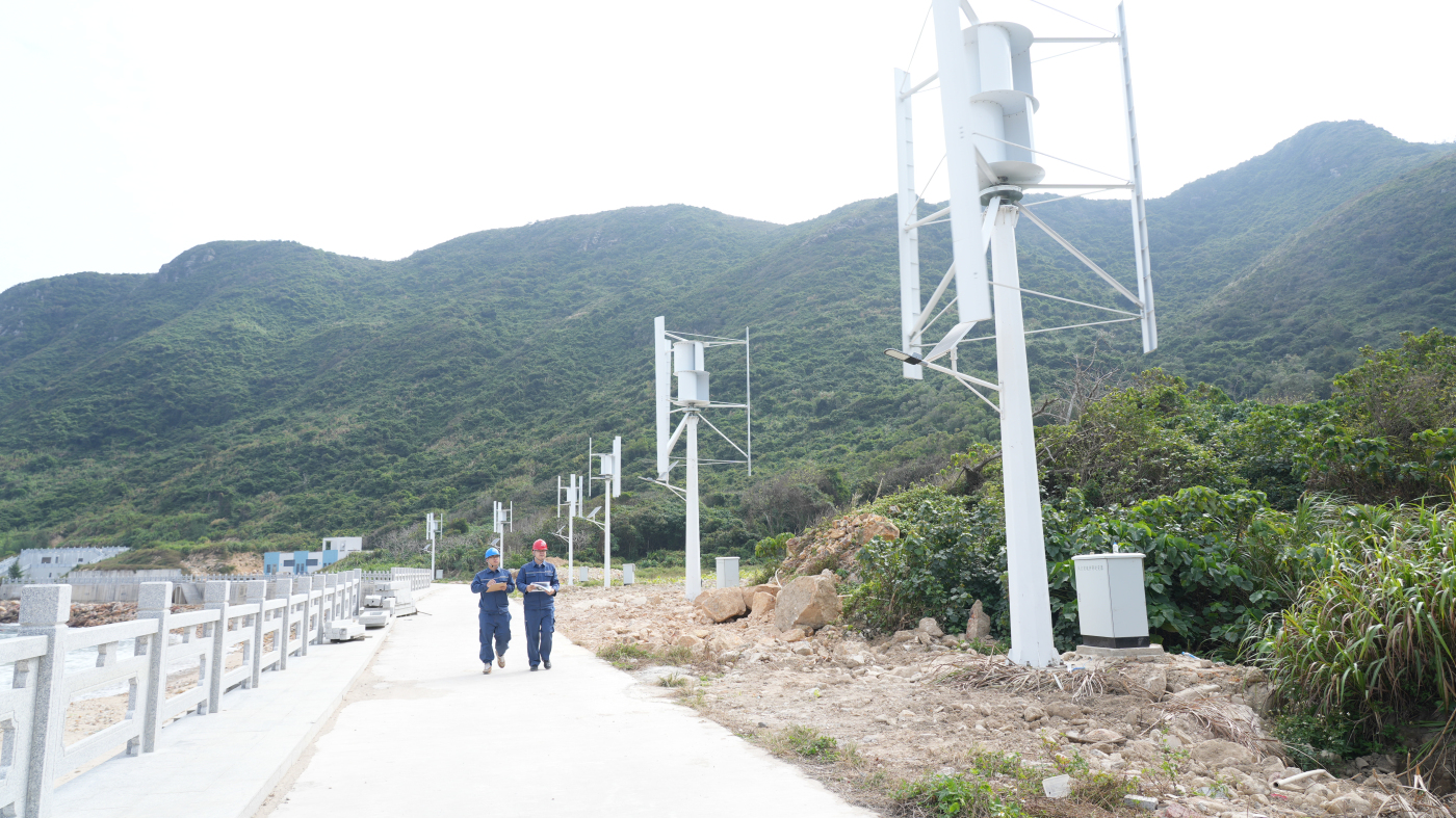 2、当地供电所工作人员检查微风发电机组运行情况。郑铭阳 摄.jpg