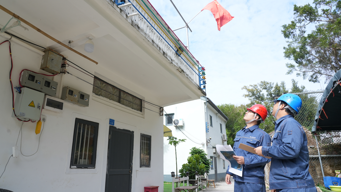 3、当地供电所人员检查北扣村低压线路改造情况。郑铭阳 摄.jpg