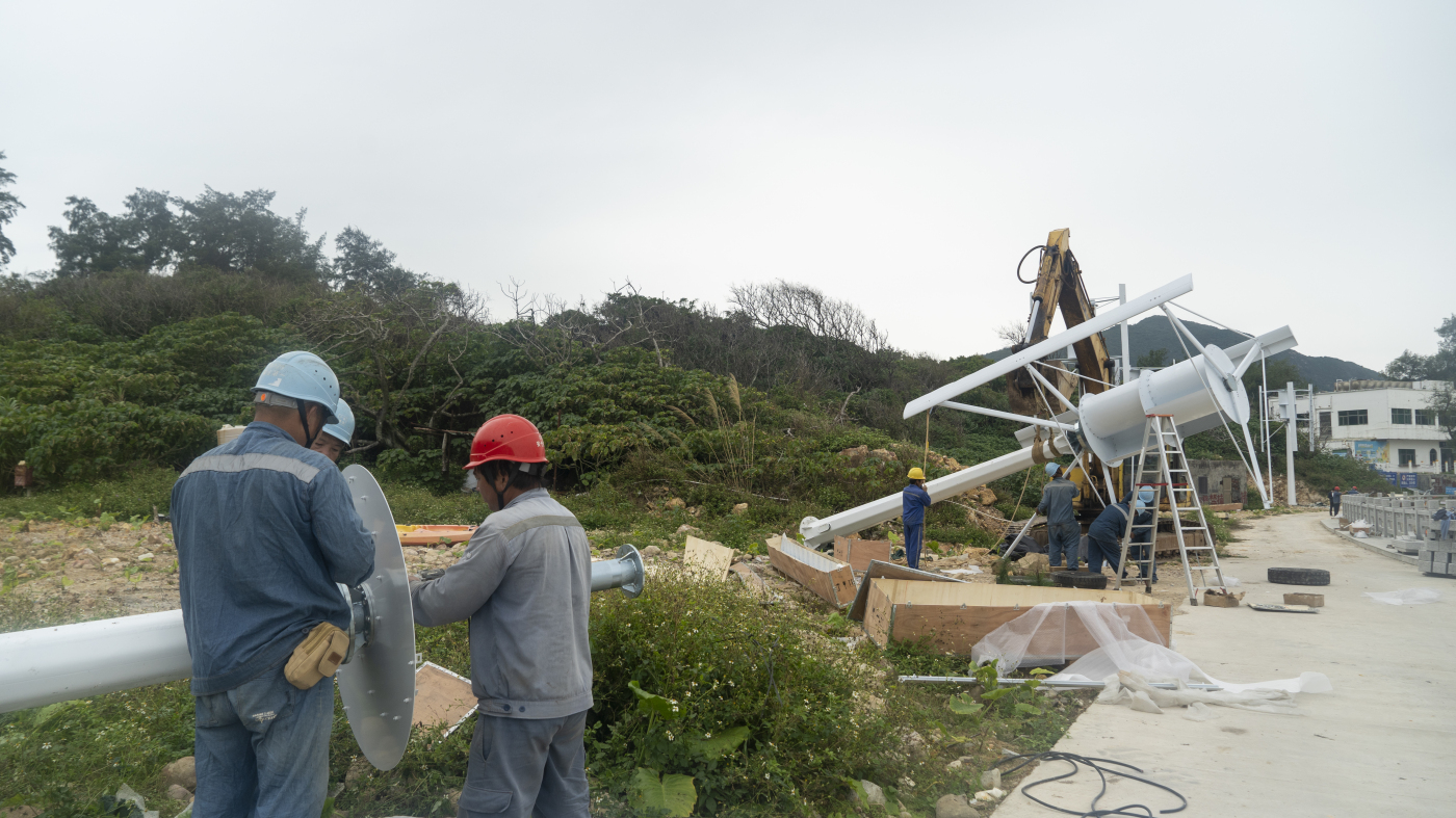 6、项目建设期间,惠州供电局组织人员安装风机。郑铭阳 摄.jpg