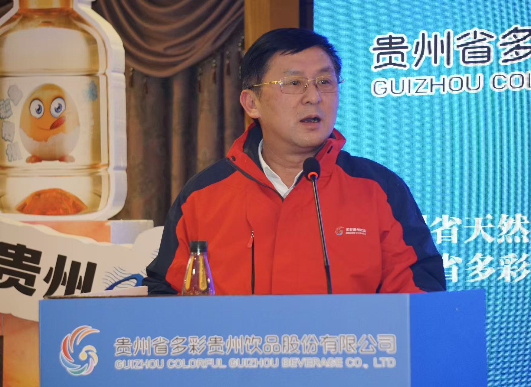 圖2：貴州省天然飲用水行業協會副會長兼秘書長、多彩貴州飲品執行董事肖明作多彩貴州水·好水貴天然——品牌推介.jpg