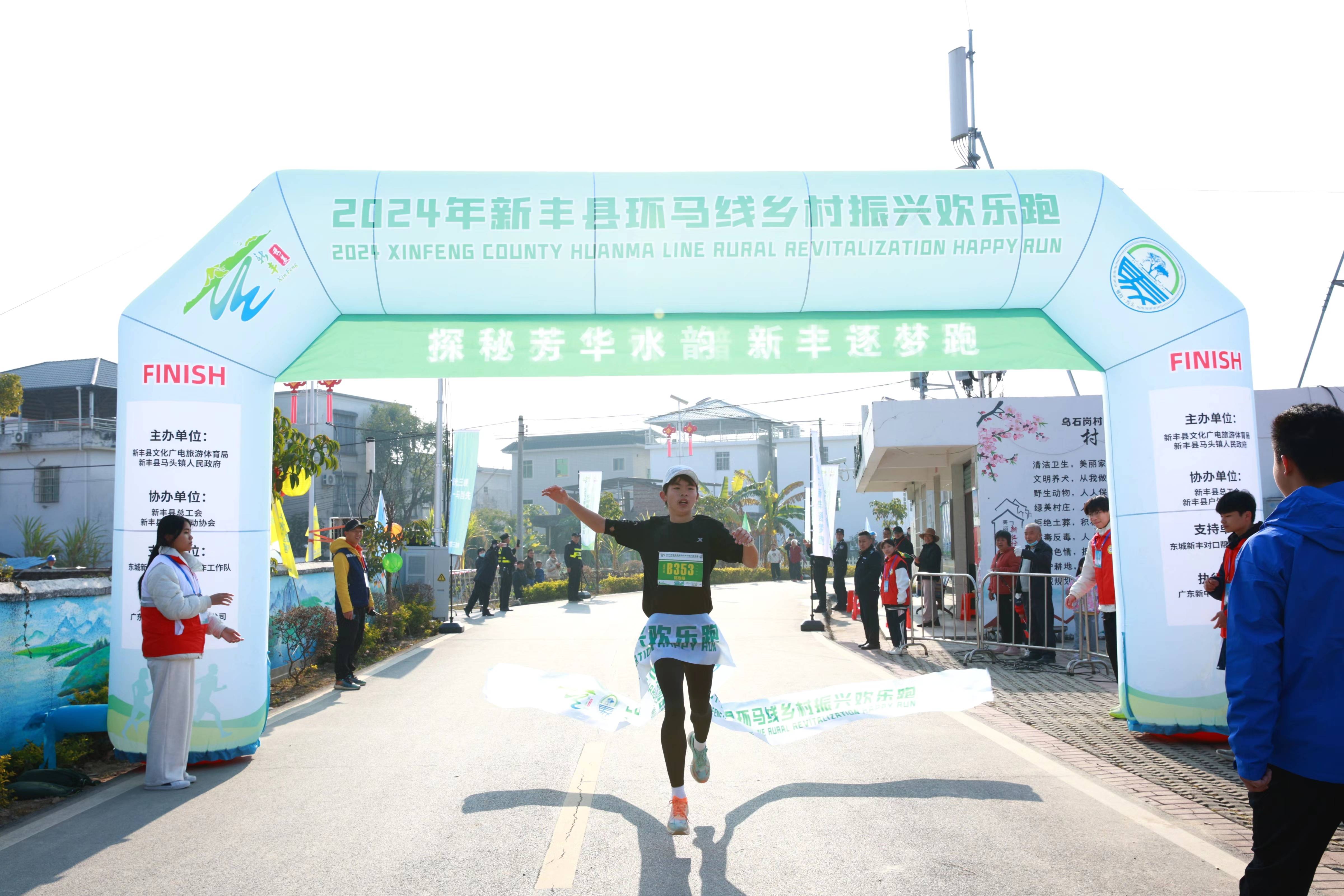 4 欢乐跑男子组冠军冲线.jpg